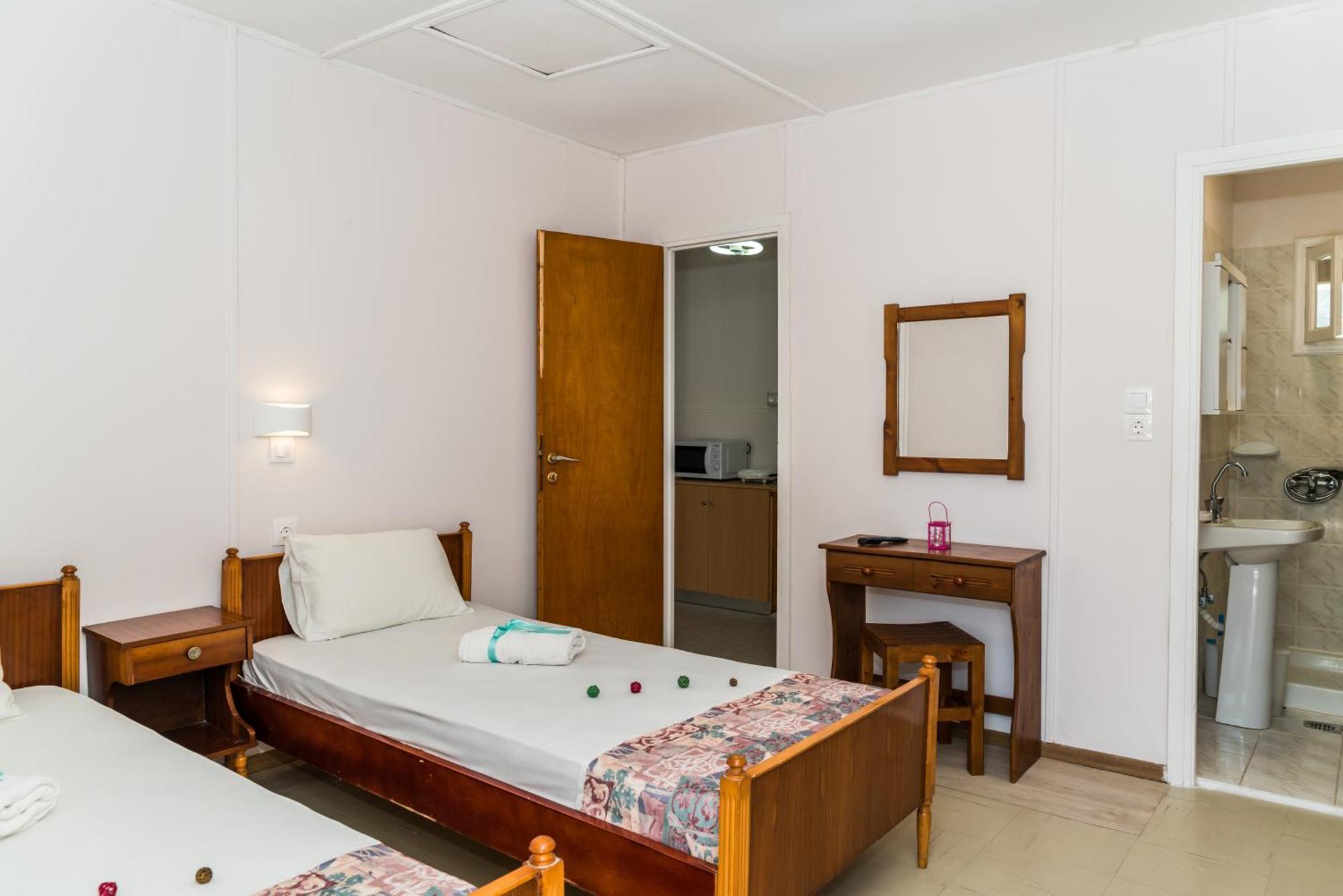 Roussa'S Apartments Laganas Bagian luar foto
